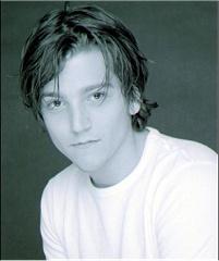 Diego Luna.jpg - DIEGO LUNA  Joven actor que ha logrado proyectarse internacionalmente con películas como ''Y tu mamá también'' o ''Frida''. Ha trabajado bajo las ordenes de Spielberg o Kevin Costner. En España trabajó recientemente en ''Soldados de Salamina''. 